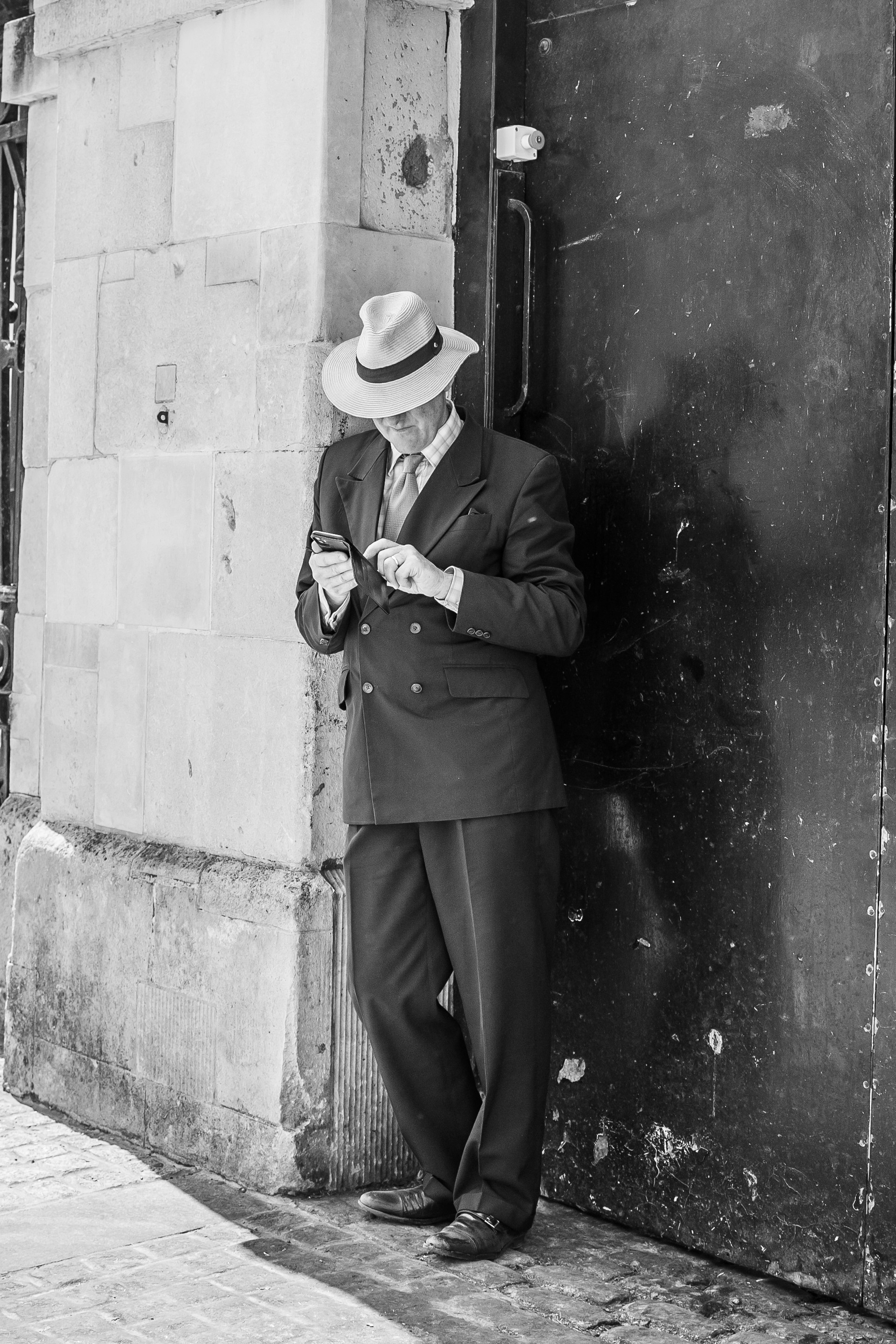 An older man using a phone | Source: Unsplash