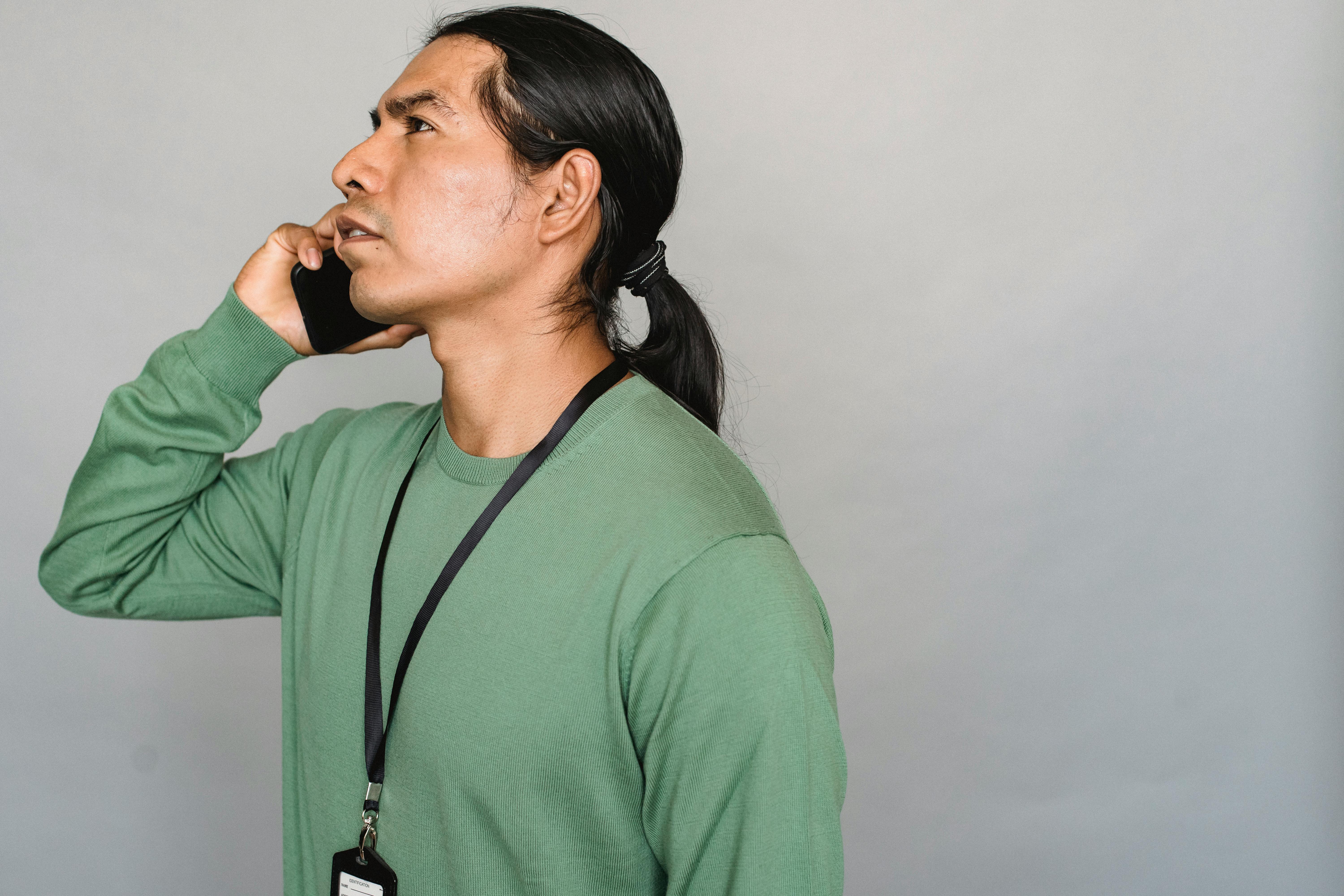 An upset-looking man talking on the phone | Source: Pexels