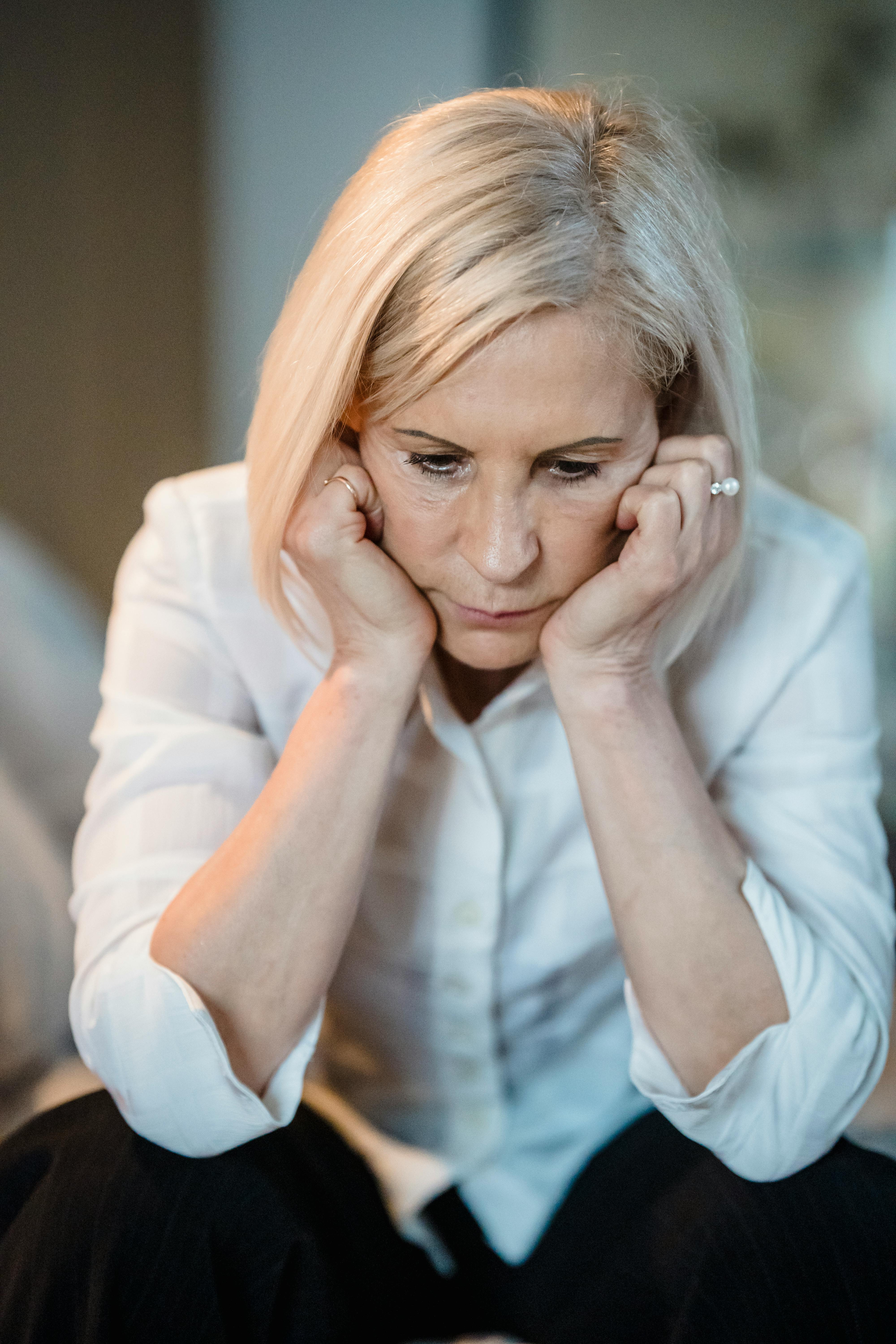 A woman holding her head | Source: Pexels