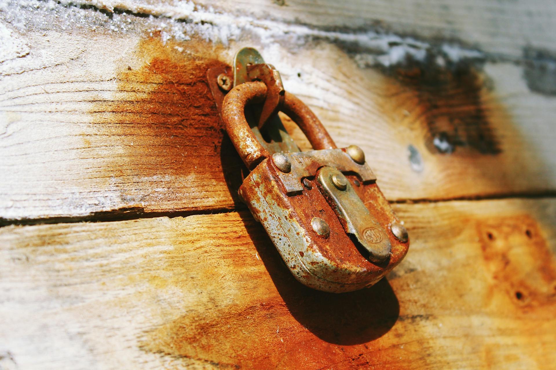 A rusted padlock | Source: Pexels