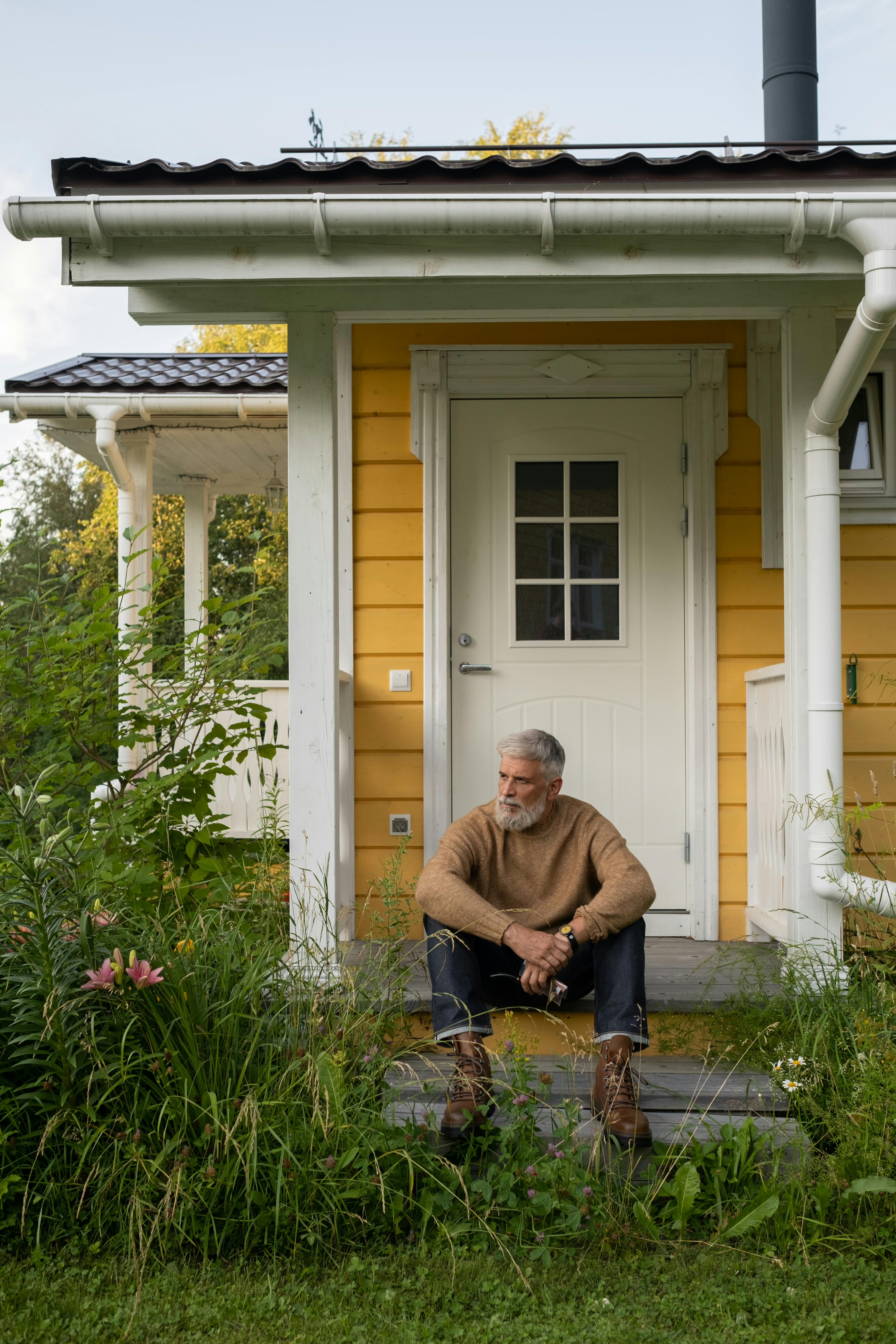 A man waiting on a porch | Source: Pexels