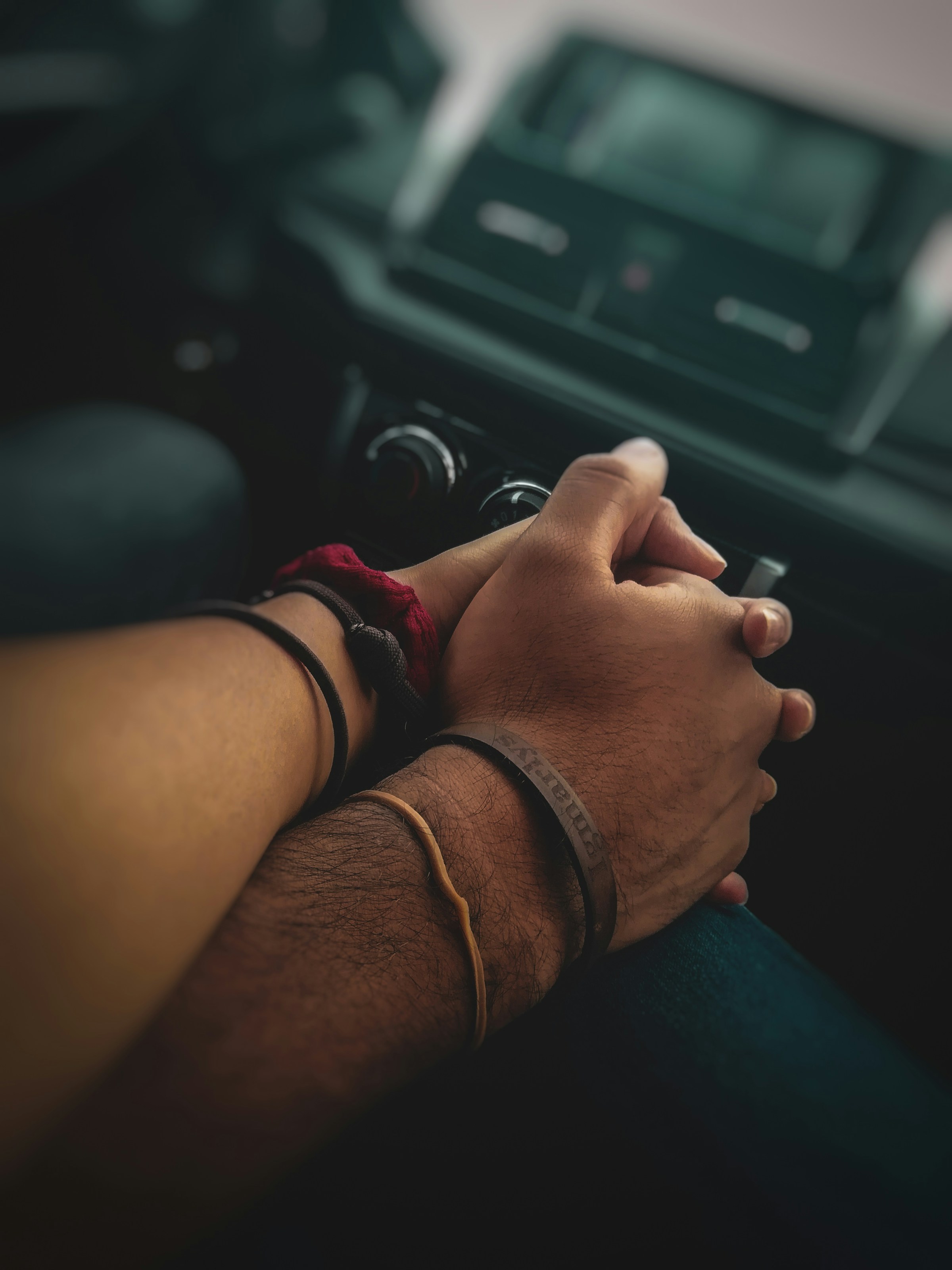 Close-up of a couple holding hands | Source: Unsplash