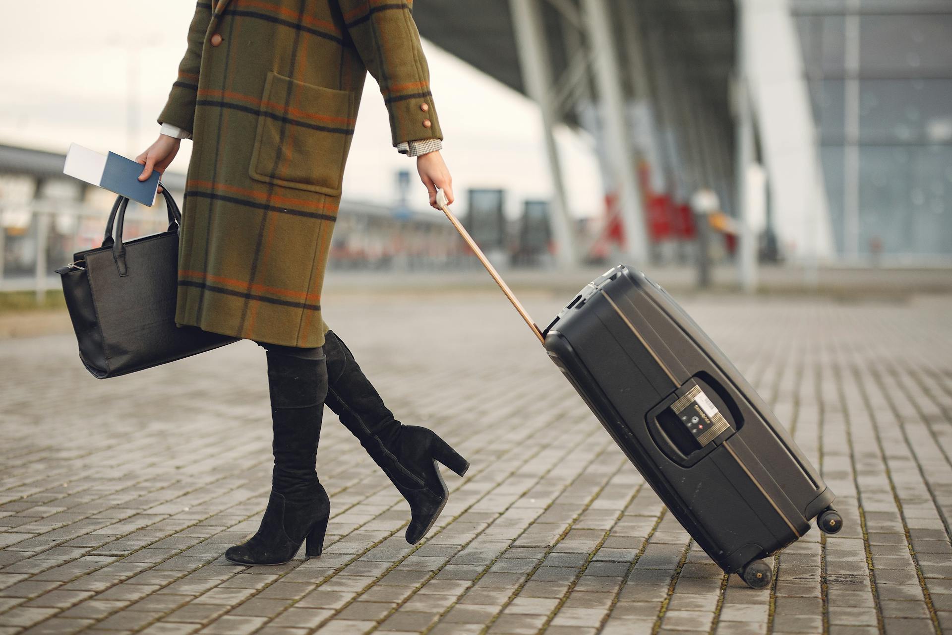 A woman with a suitcase | Source: Pexels