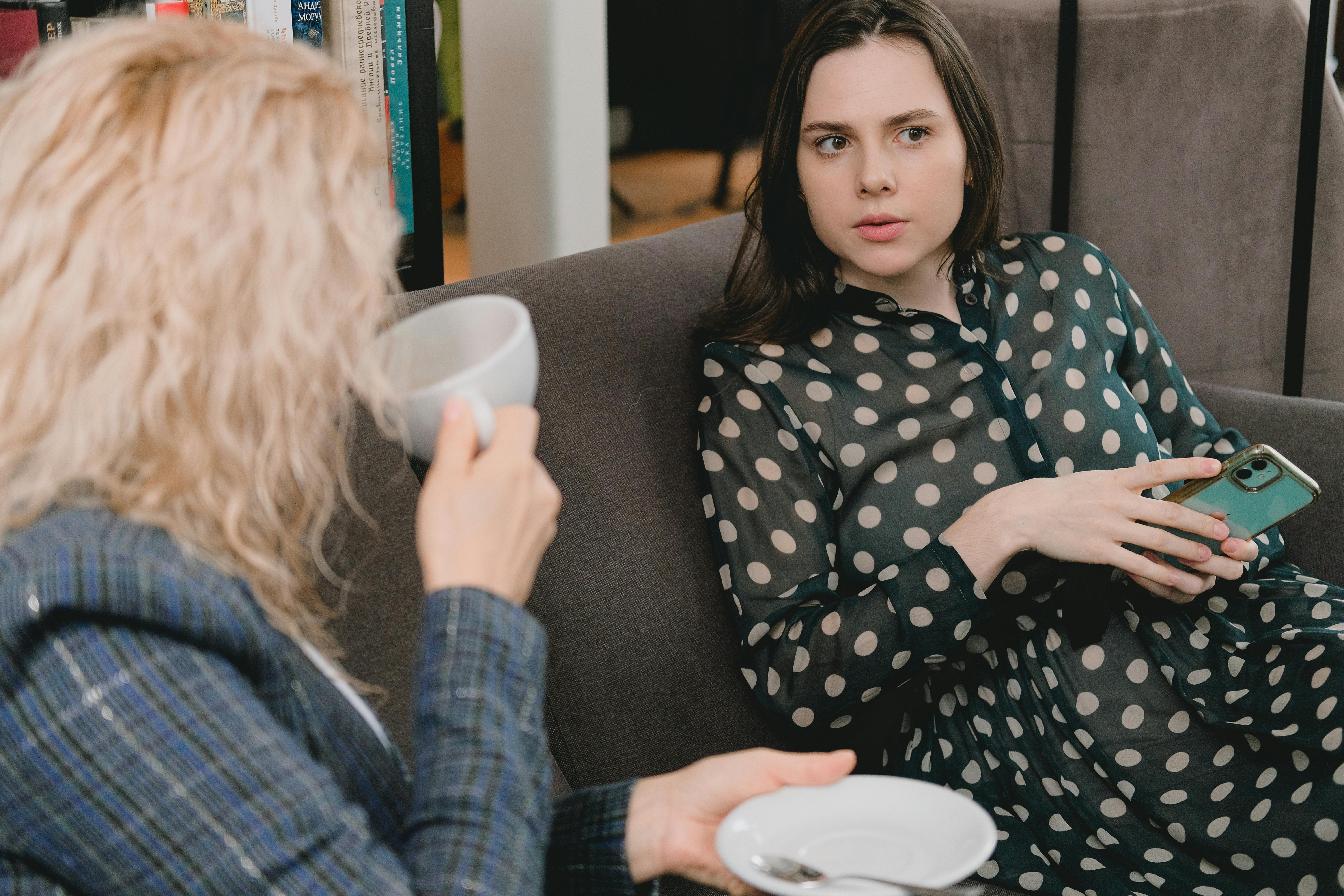 Two women hanging out together | Source: Pexels