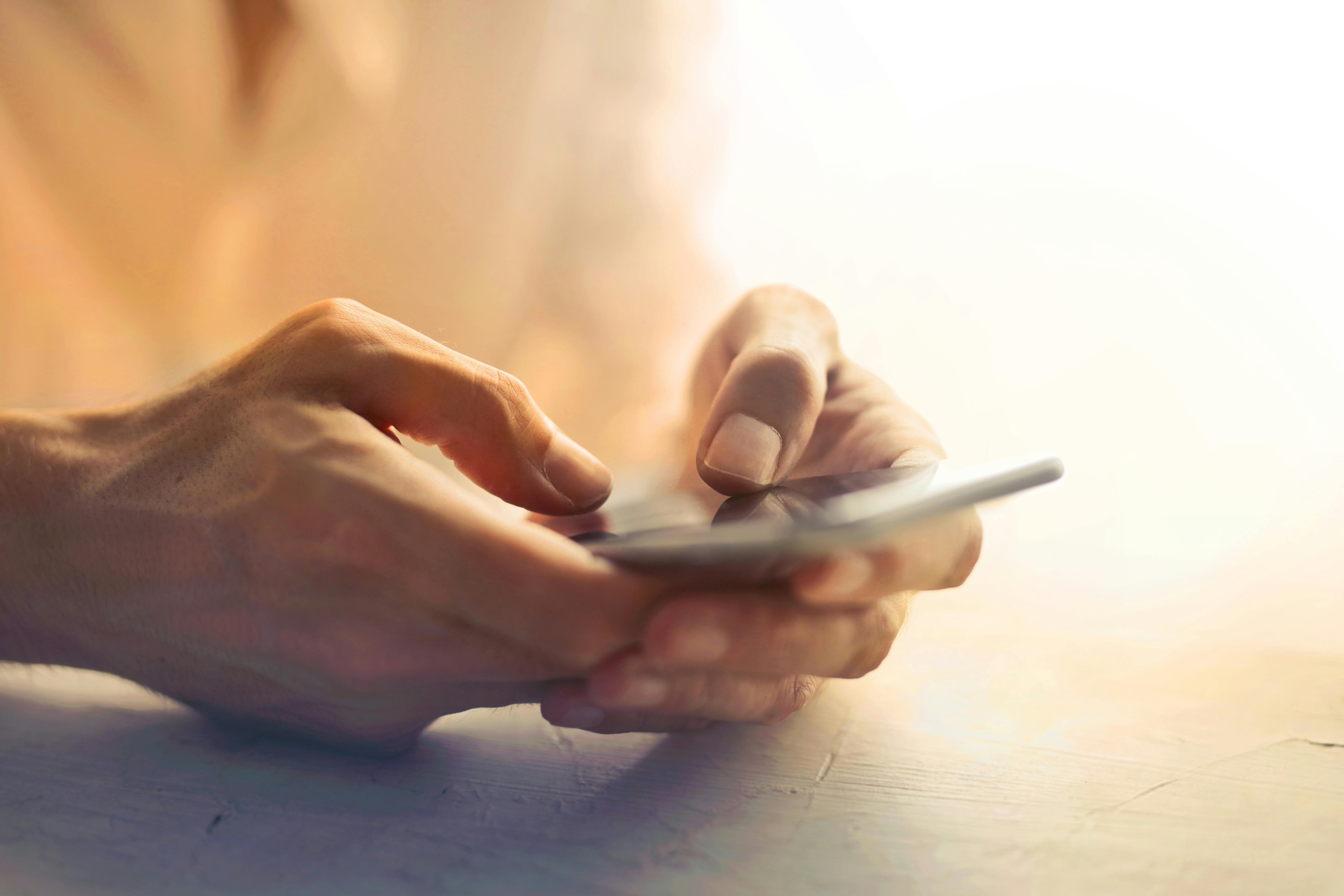 A woman's hands holding a phone | Source: Pexels