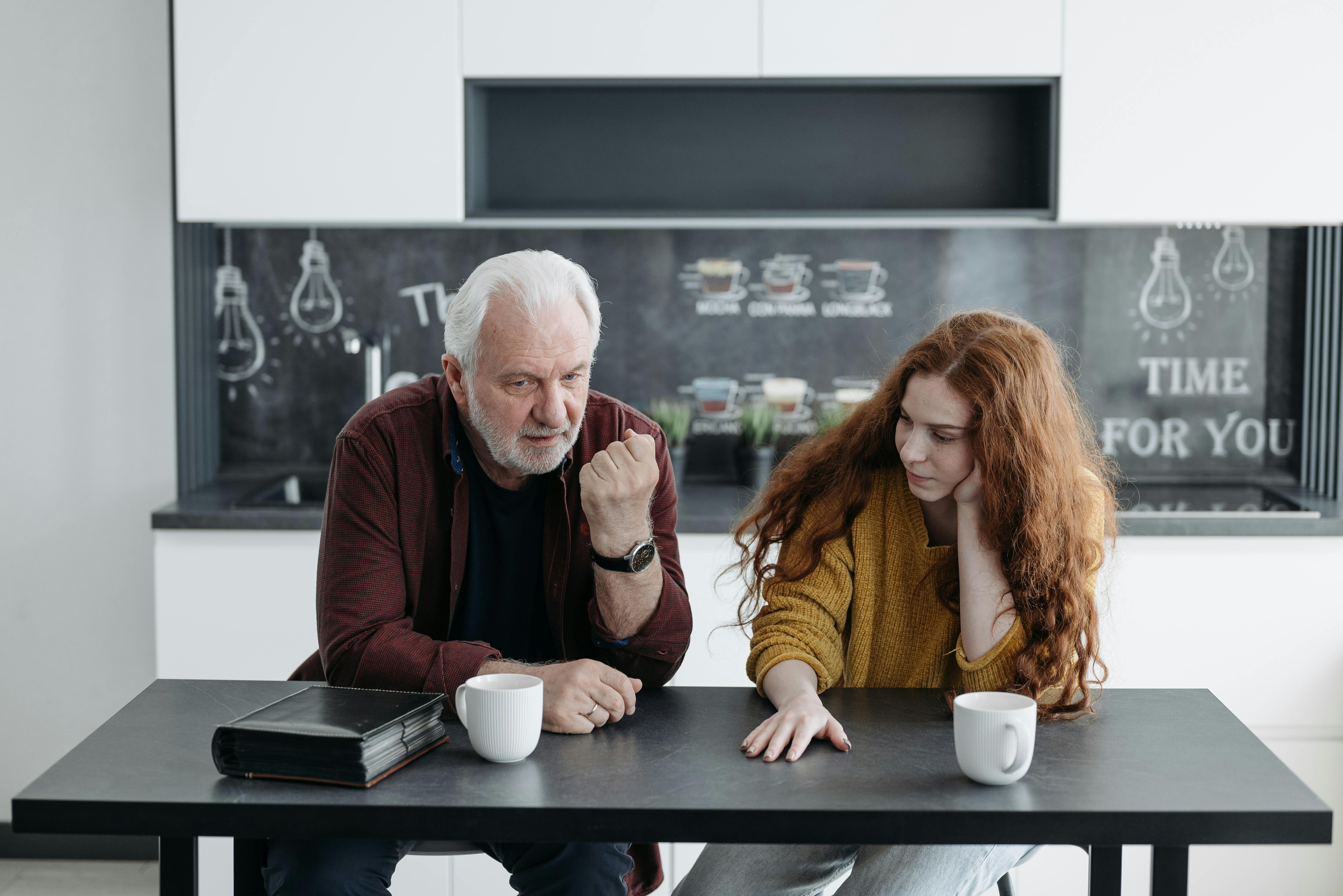 A man talking to a young girl | Source: Pexels