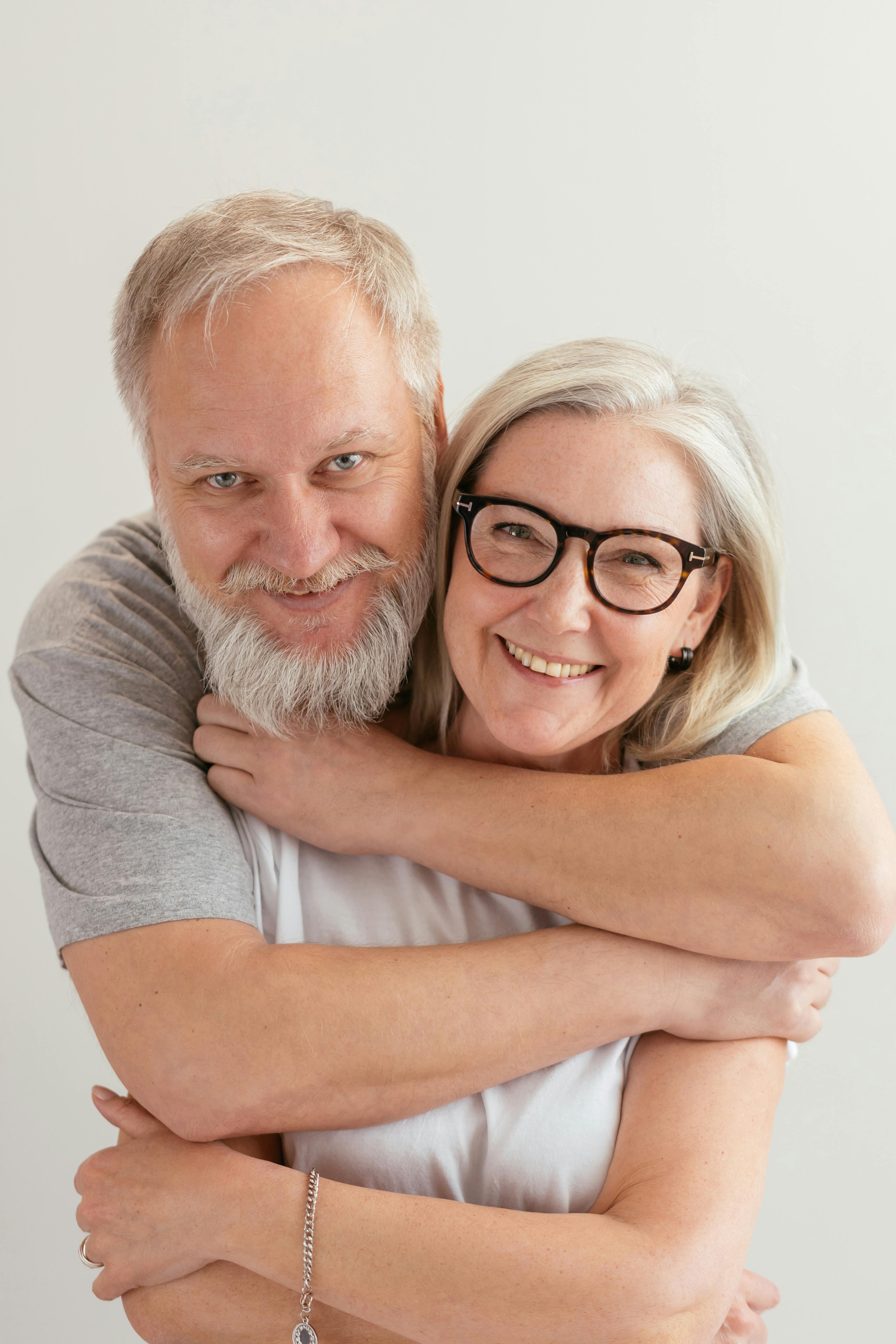 A happy couple embracing | Source: Pexels