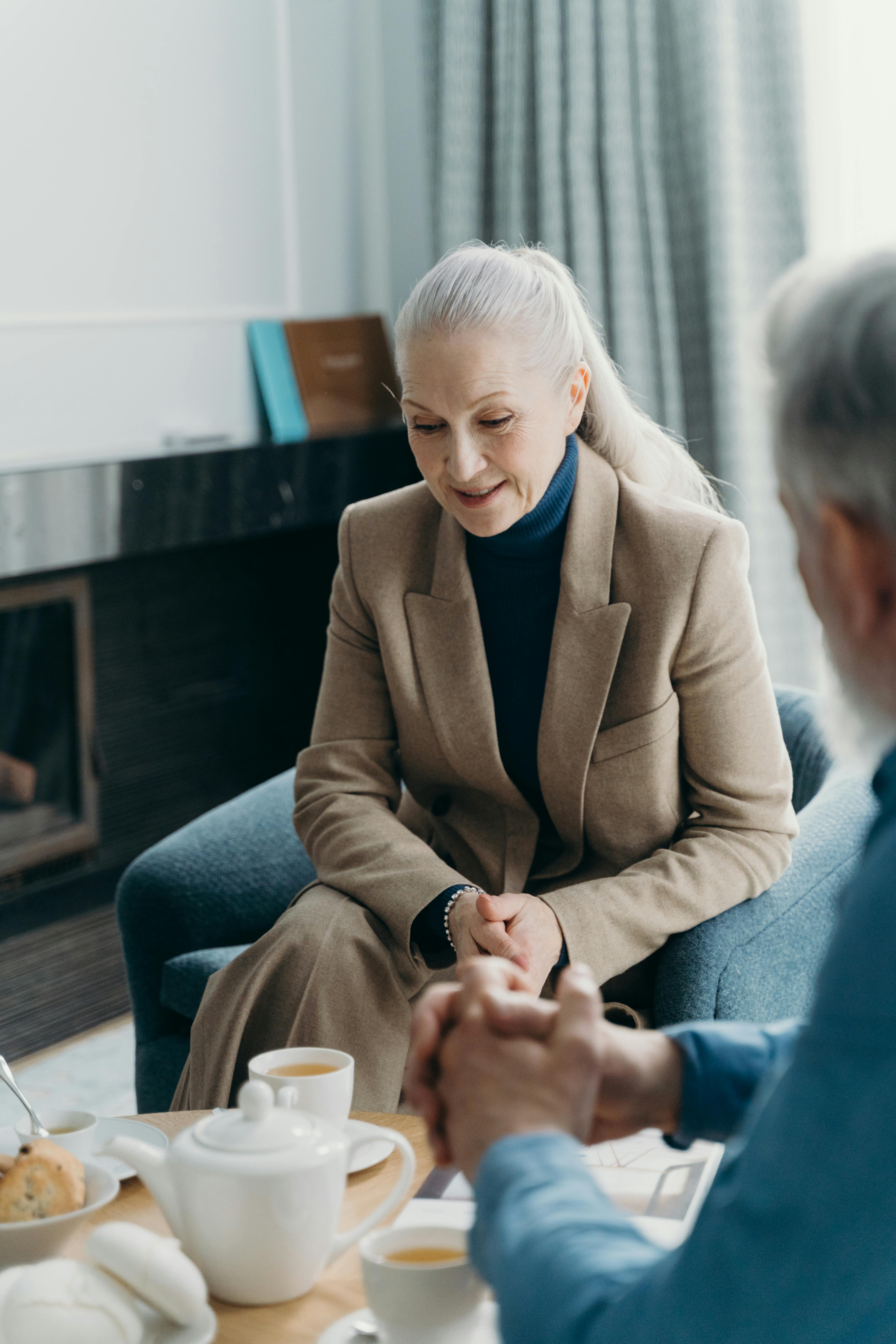 A couple having a serious conversation | Source: Pexels