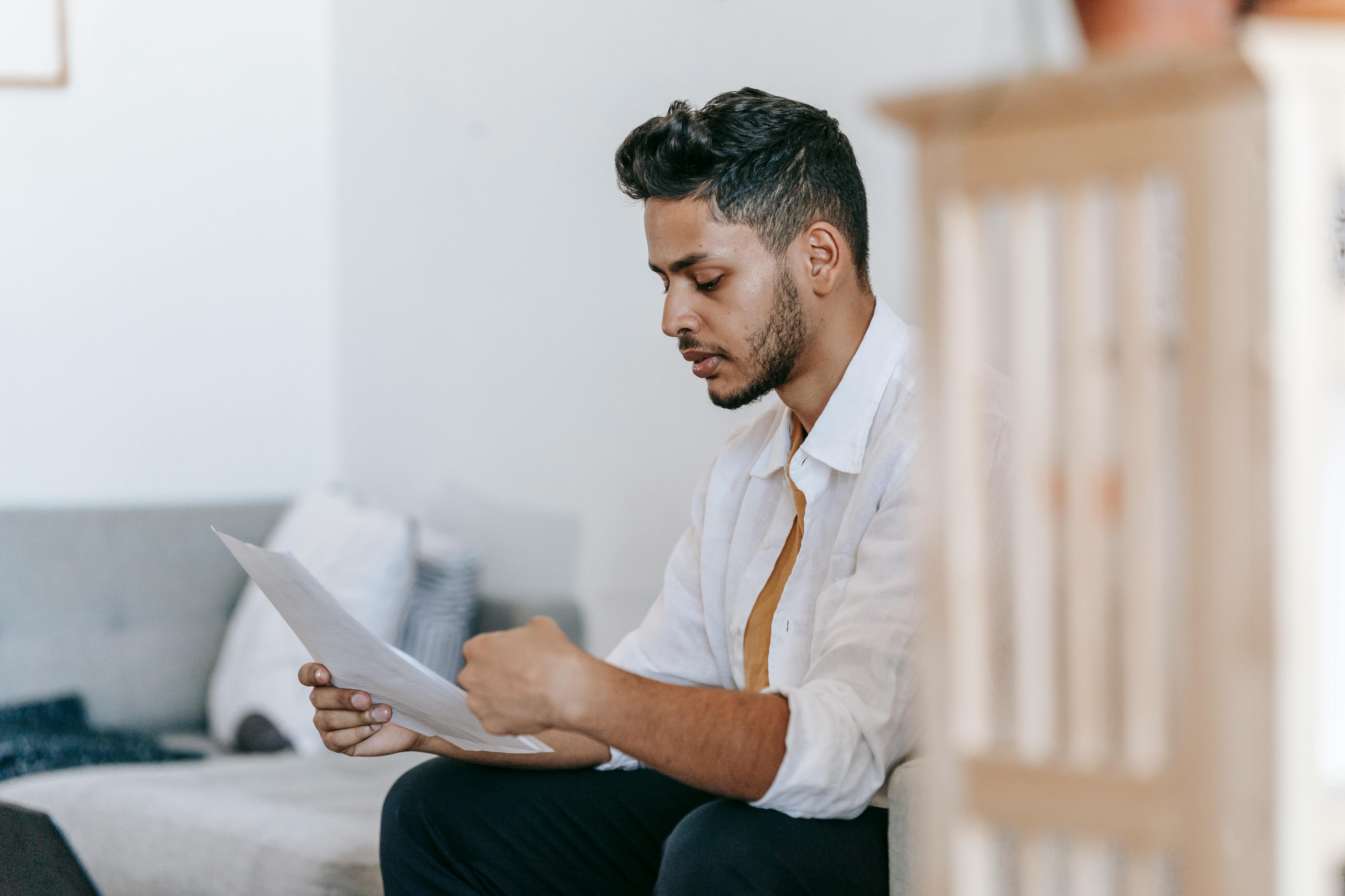 An upset man reading a letter | Source: Pexels