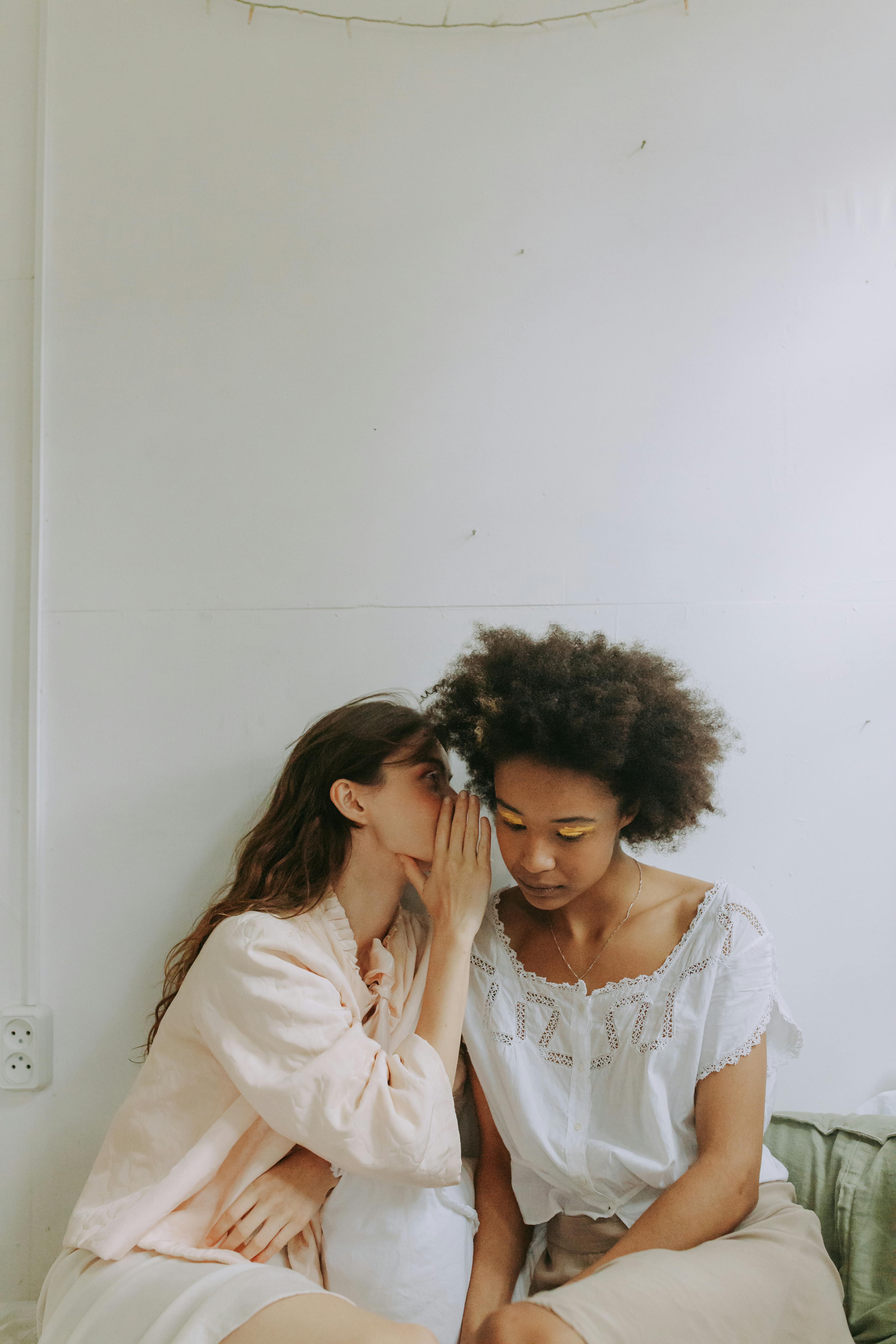 People gossiping | Source: Pexels