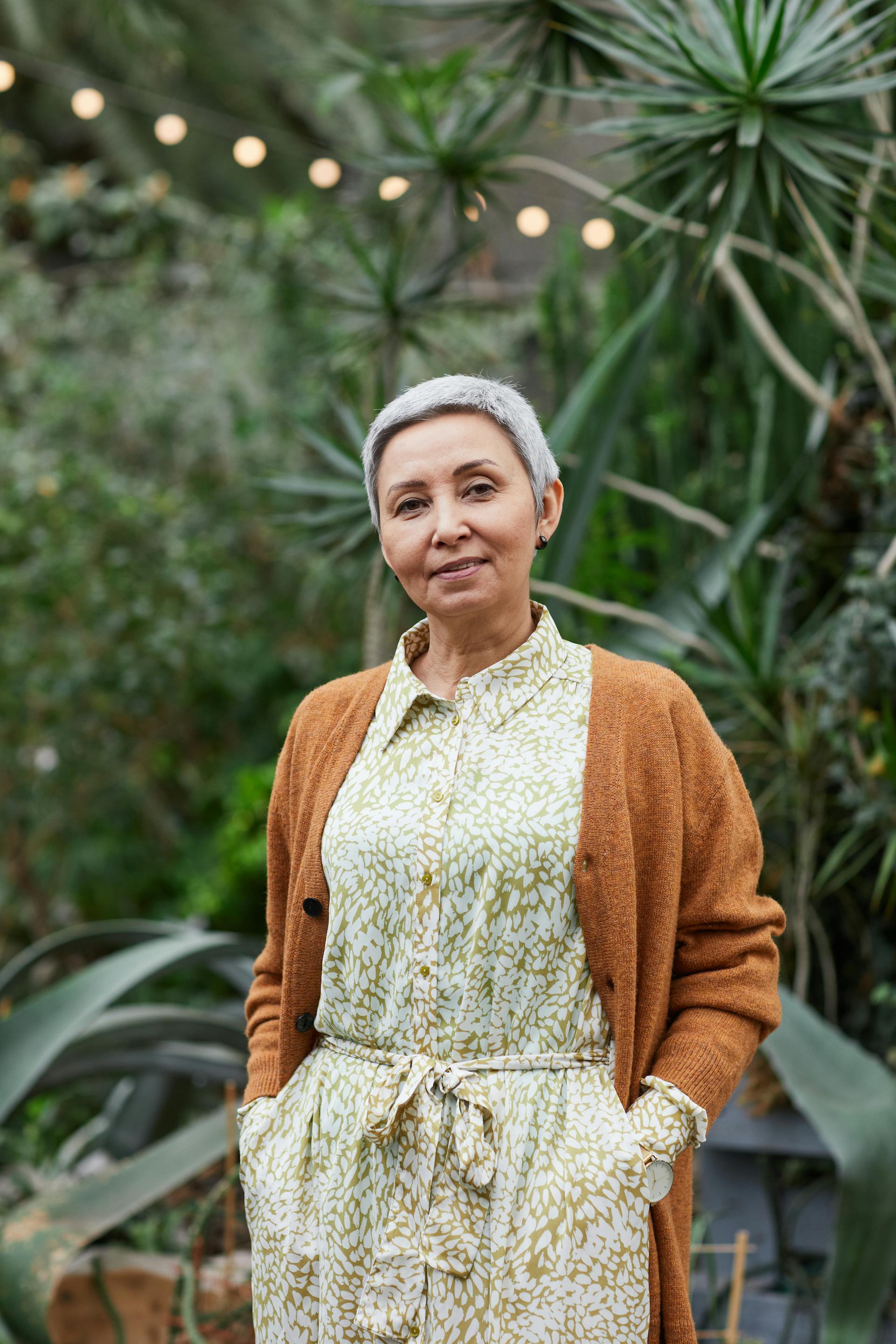 An older woman standing outside | Source: Pexels