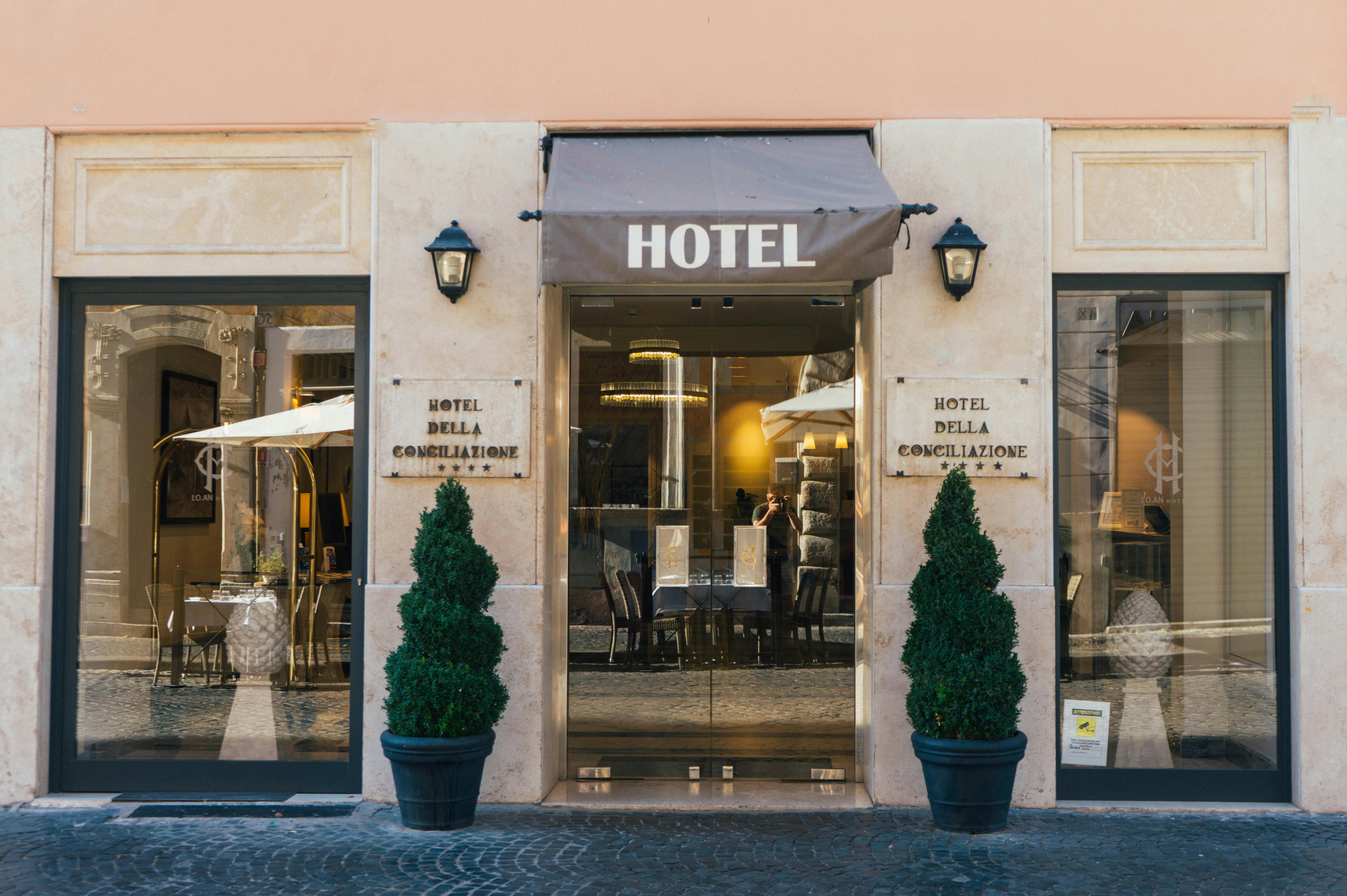 A hotel's entrance | Source: Pexels