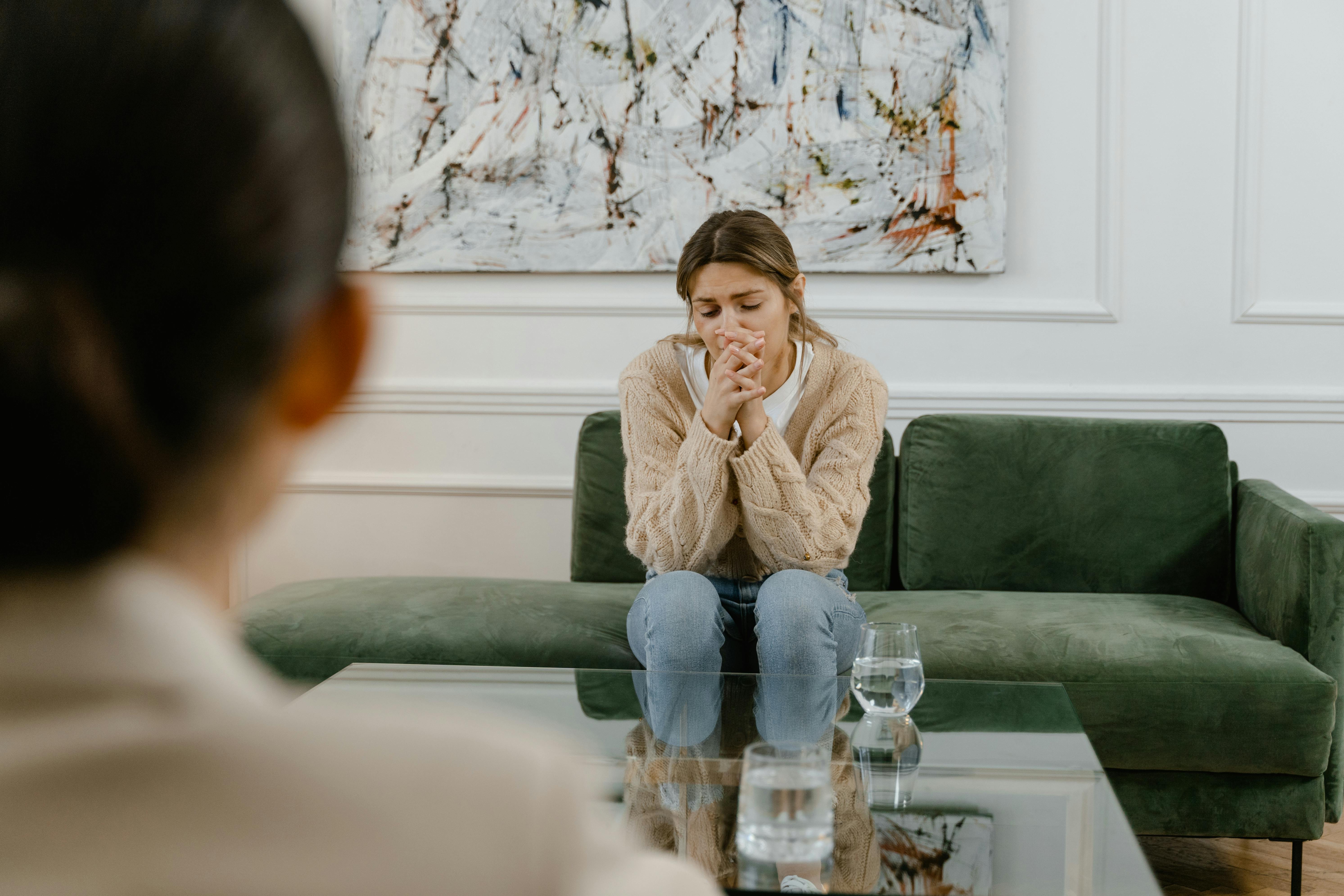 A sad woman talking to someone | Source: Pexels