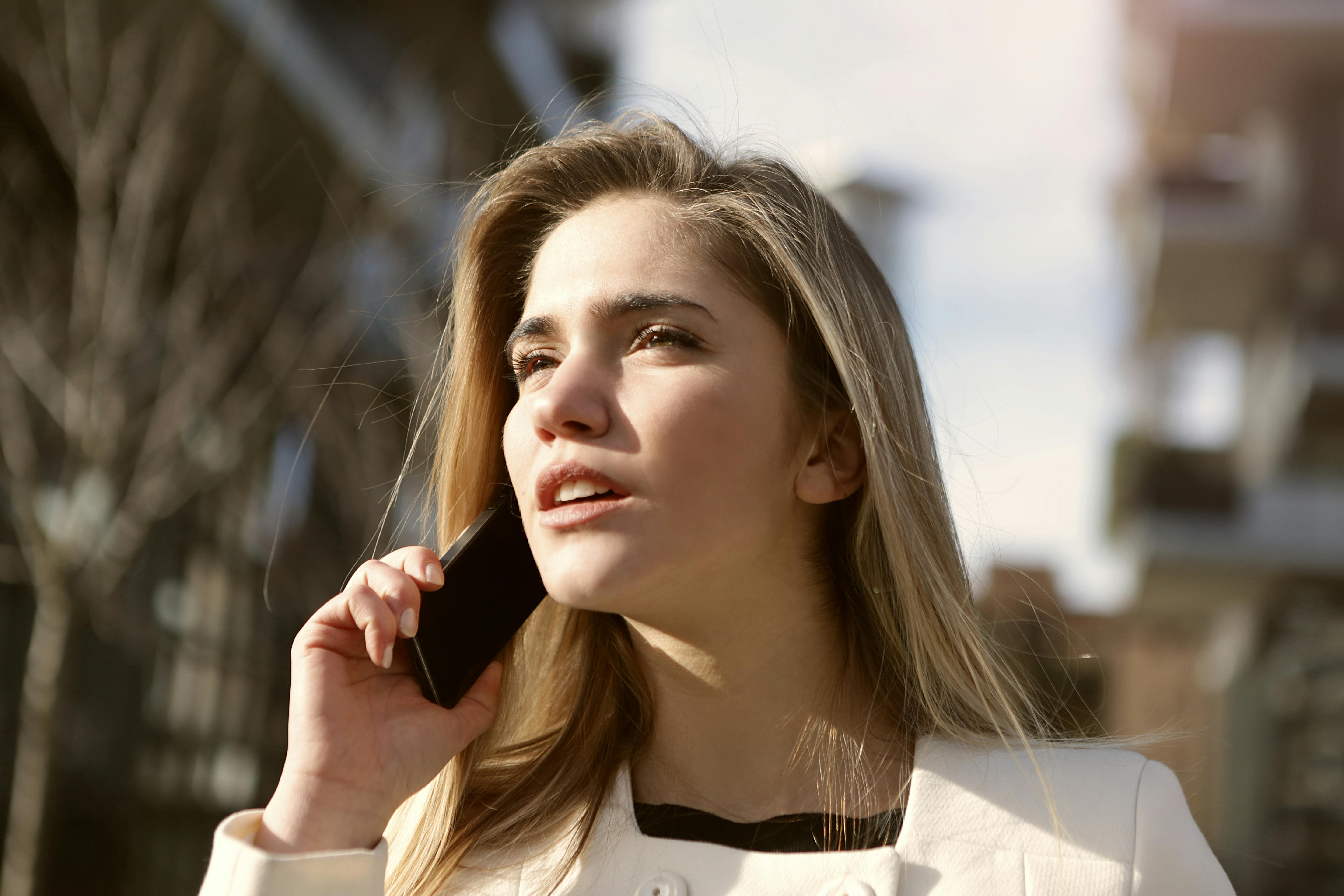 Woman talking on the phone | Source: Pexels