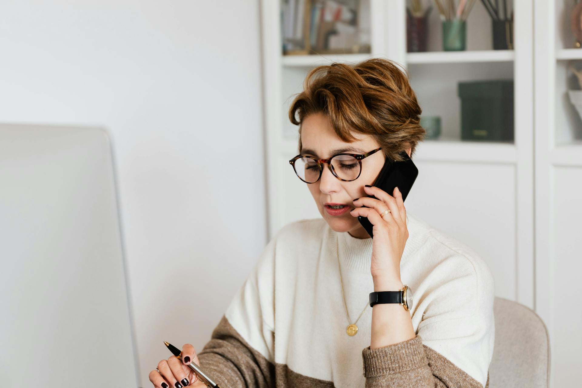 A woman speaking on the phone | Source: Pexels