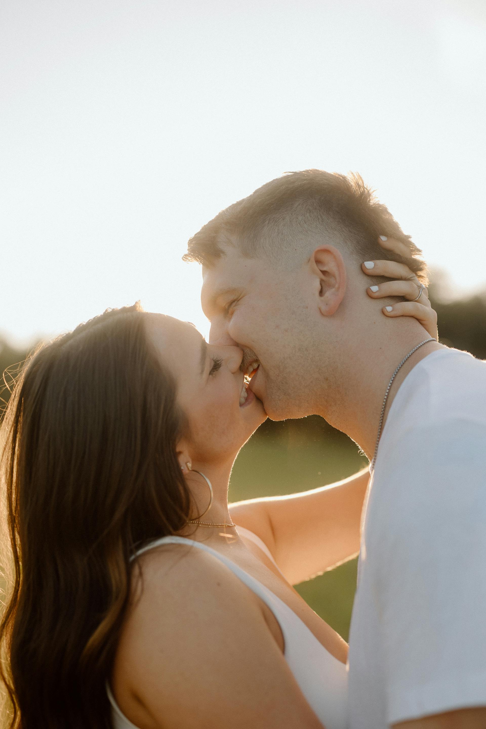 A couple kissing | Source: Pexels