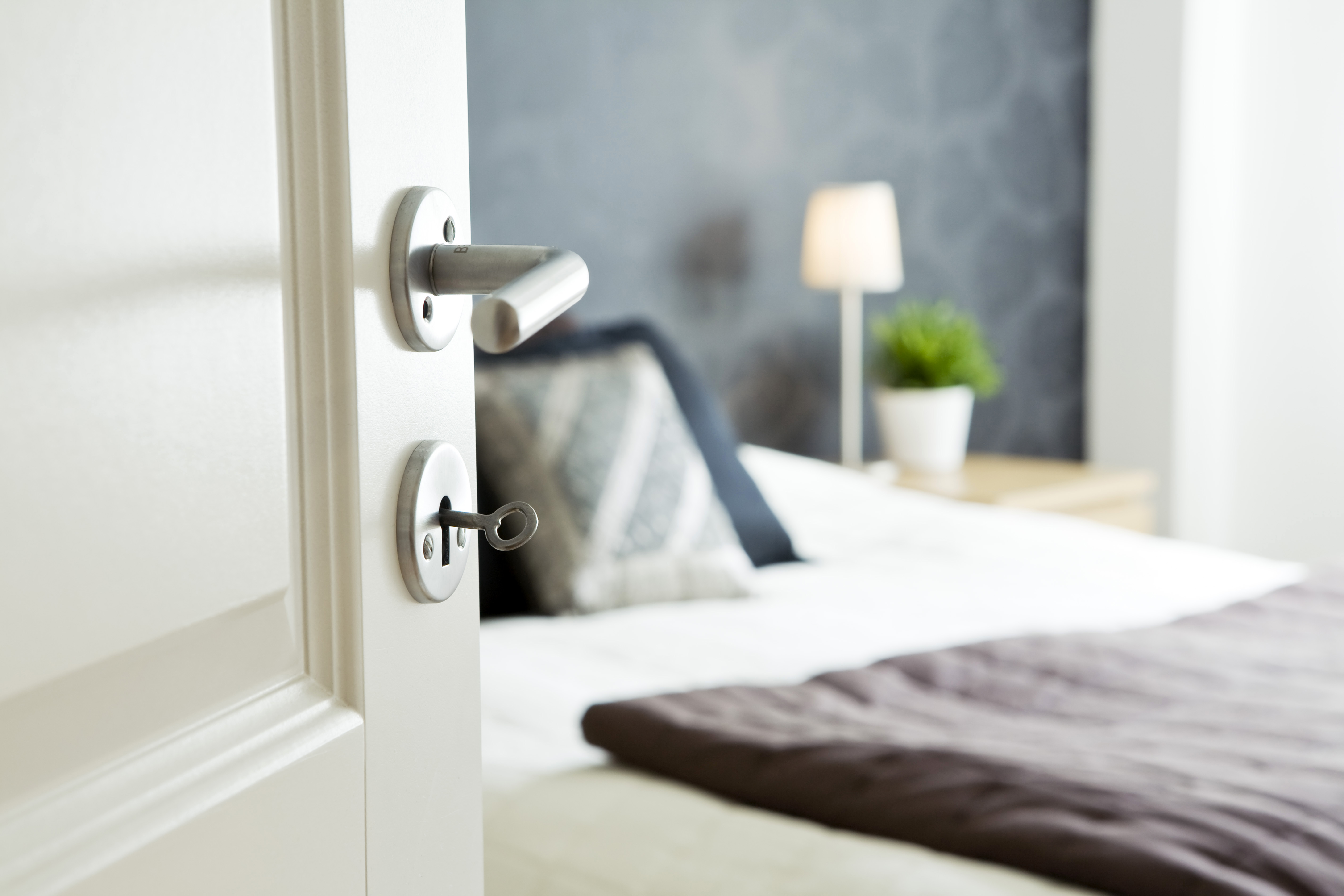 An open bedroom door with a key | Source: Getty Images