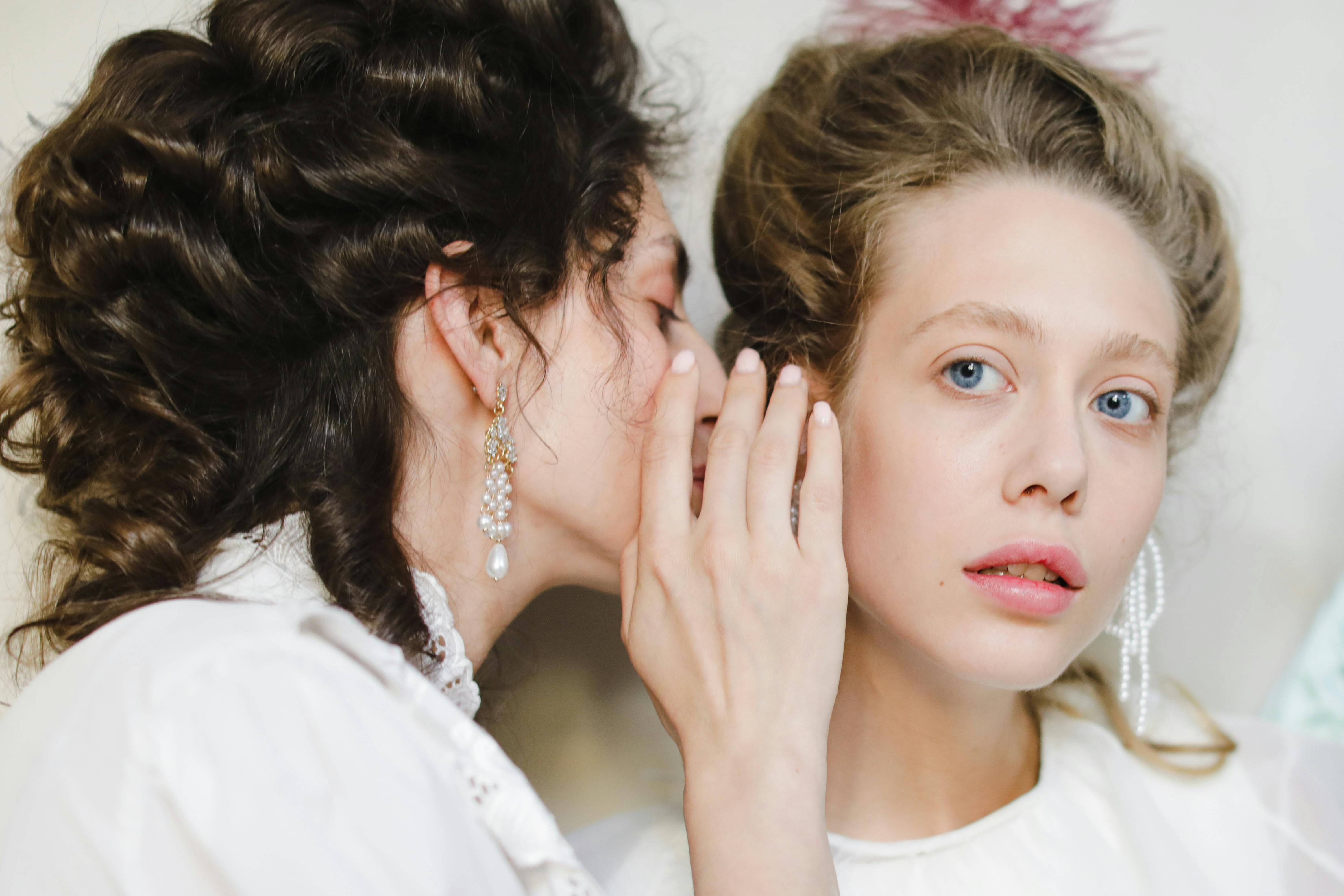 Two women gossiping | Source: Pexels