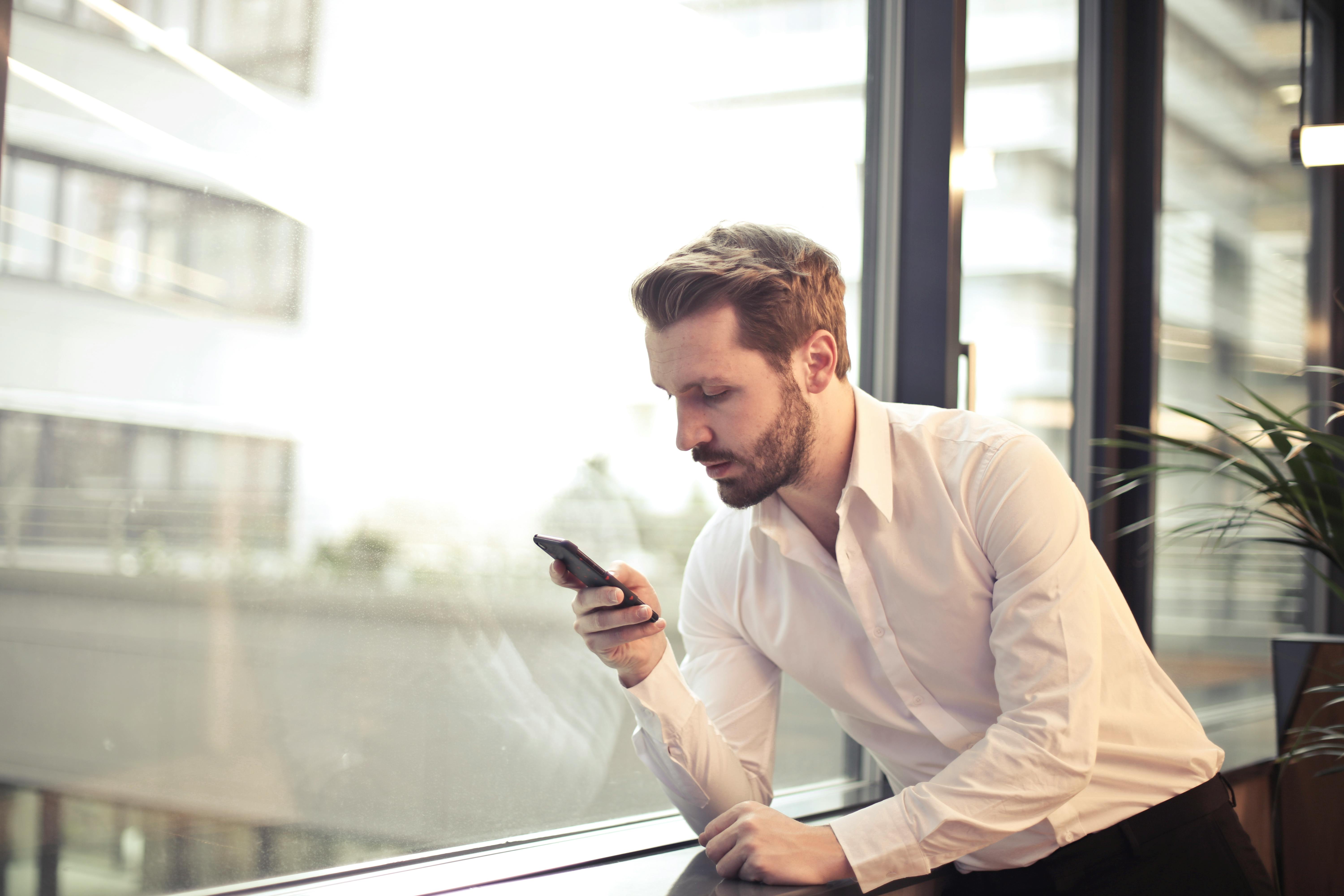 Man waiting for a date on his phone | Source: Pexels