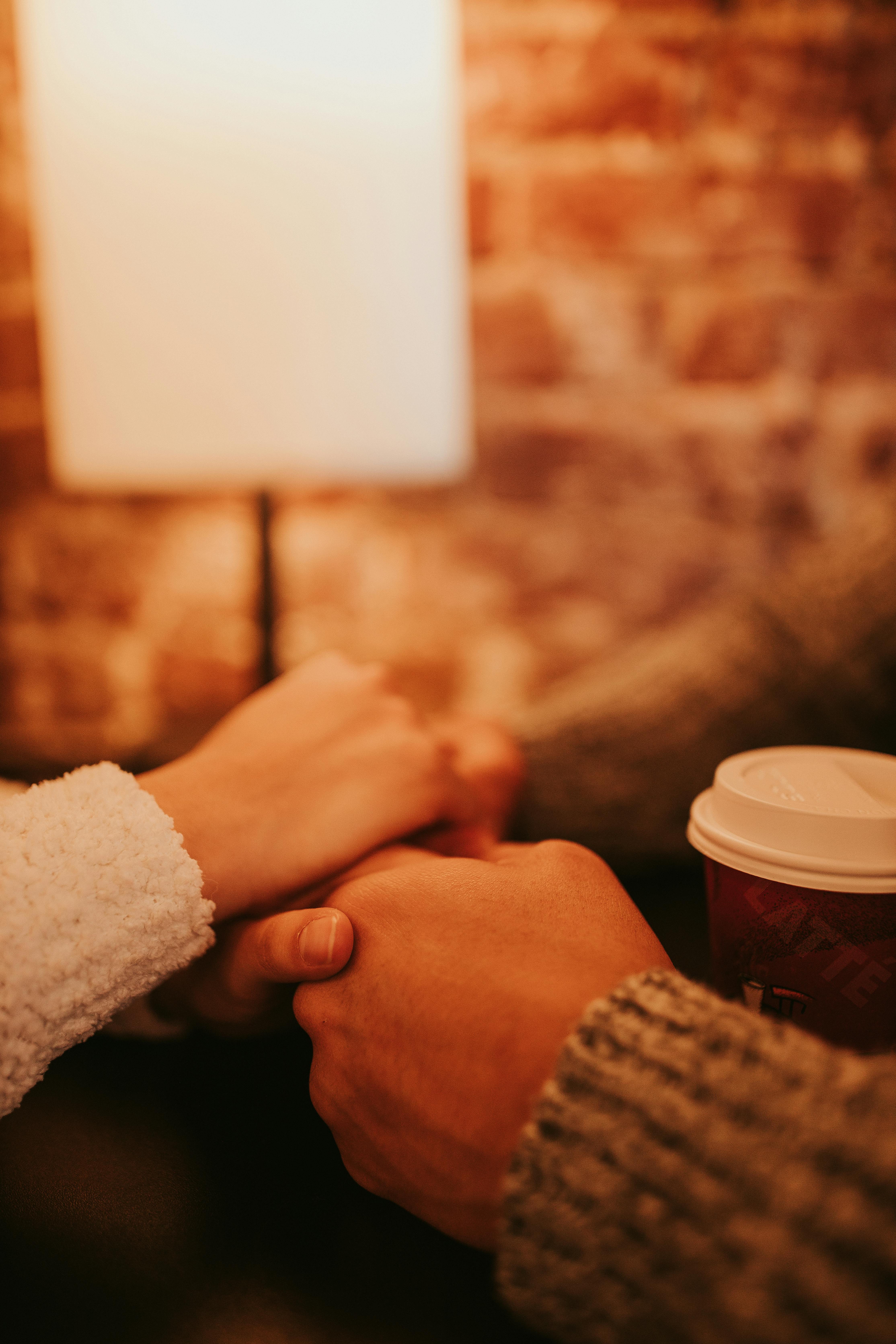 A couple holding hands | Source: Pexels