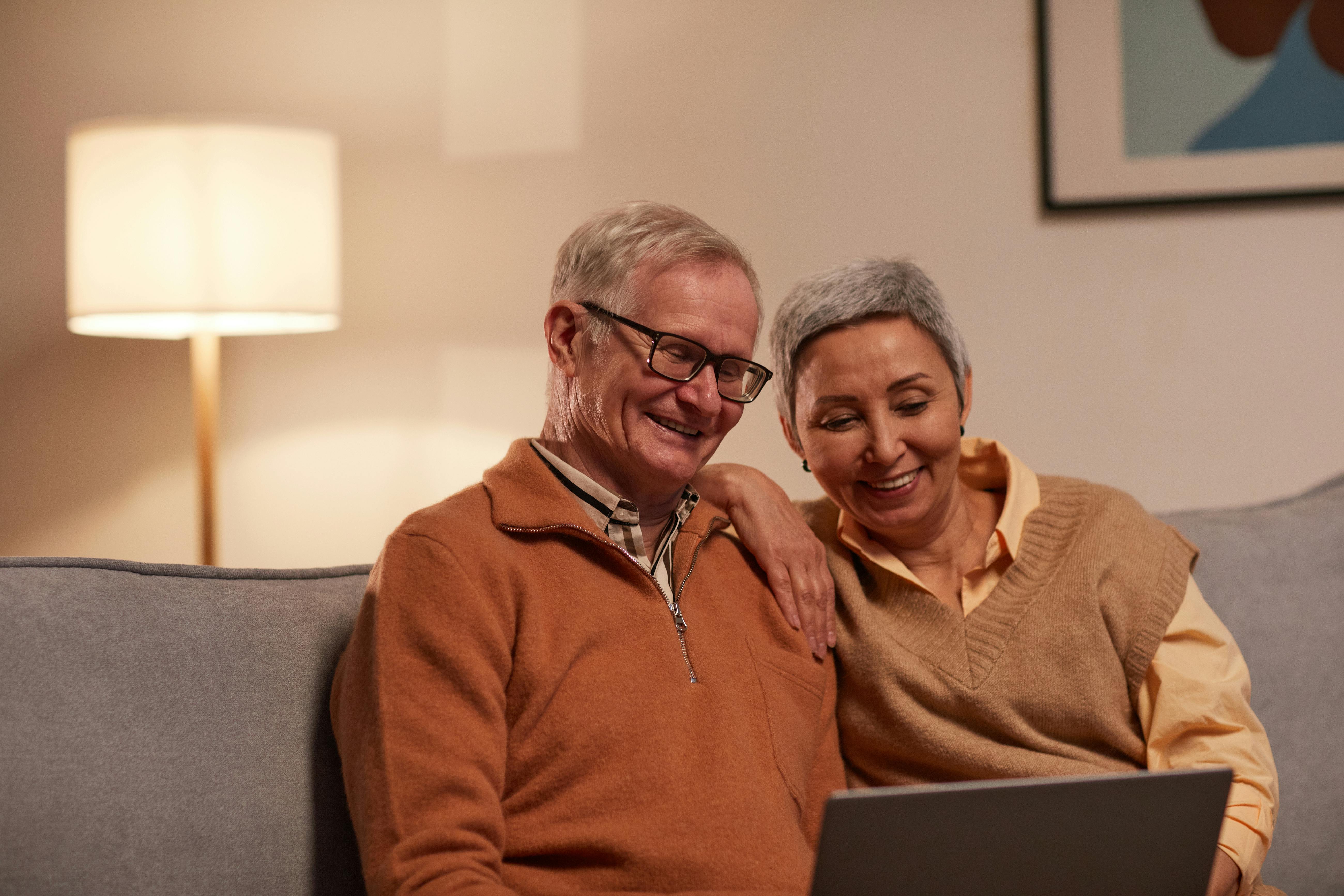 A couple bonding while using a laptop | Source: Pexels