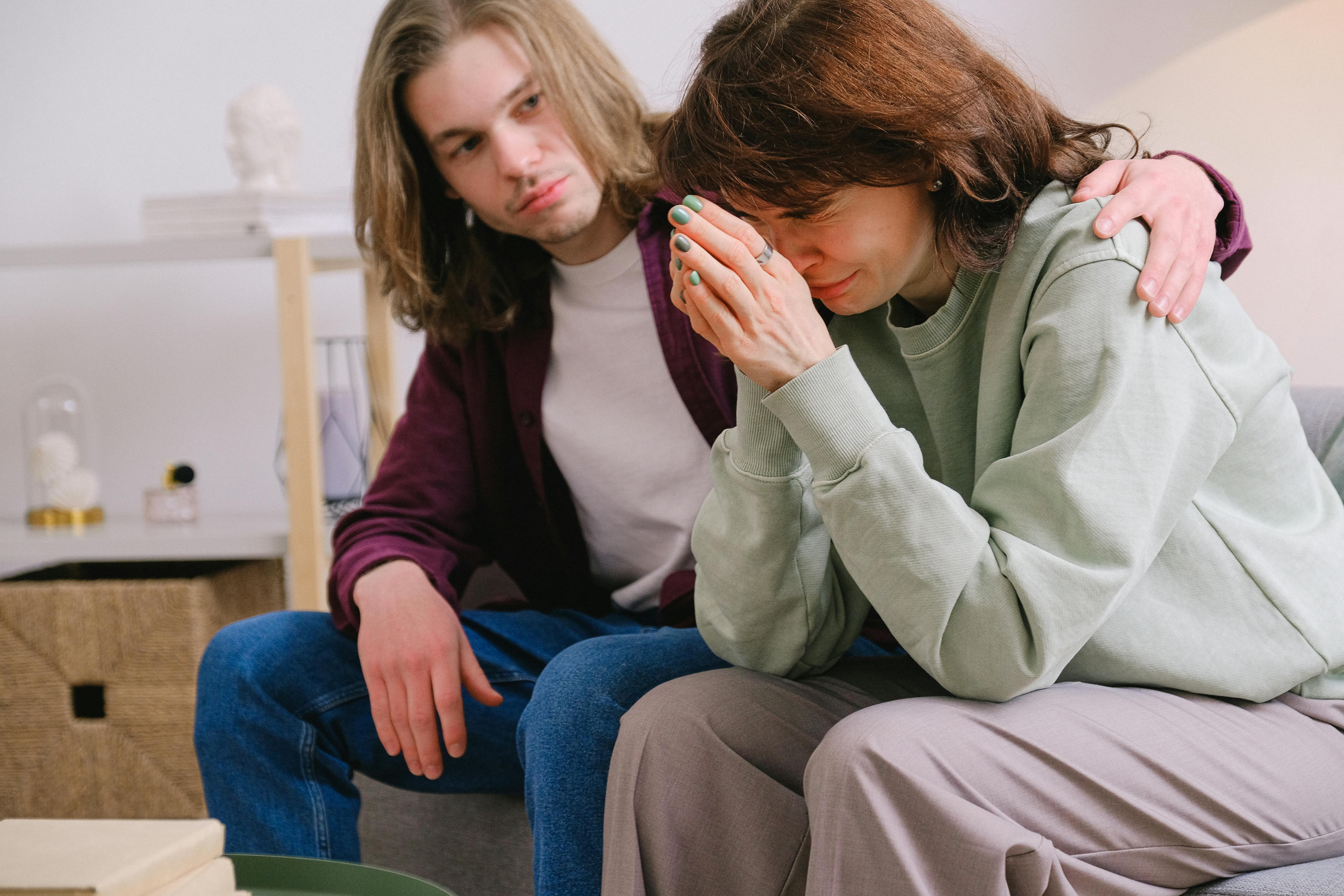 A man comforting an emotional woman | Source: Pexels