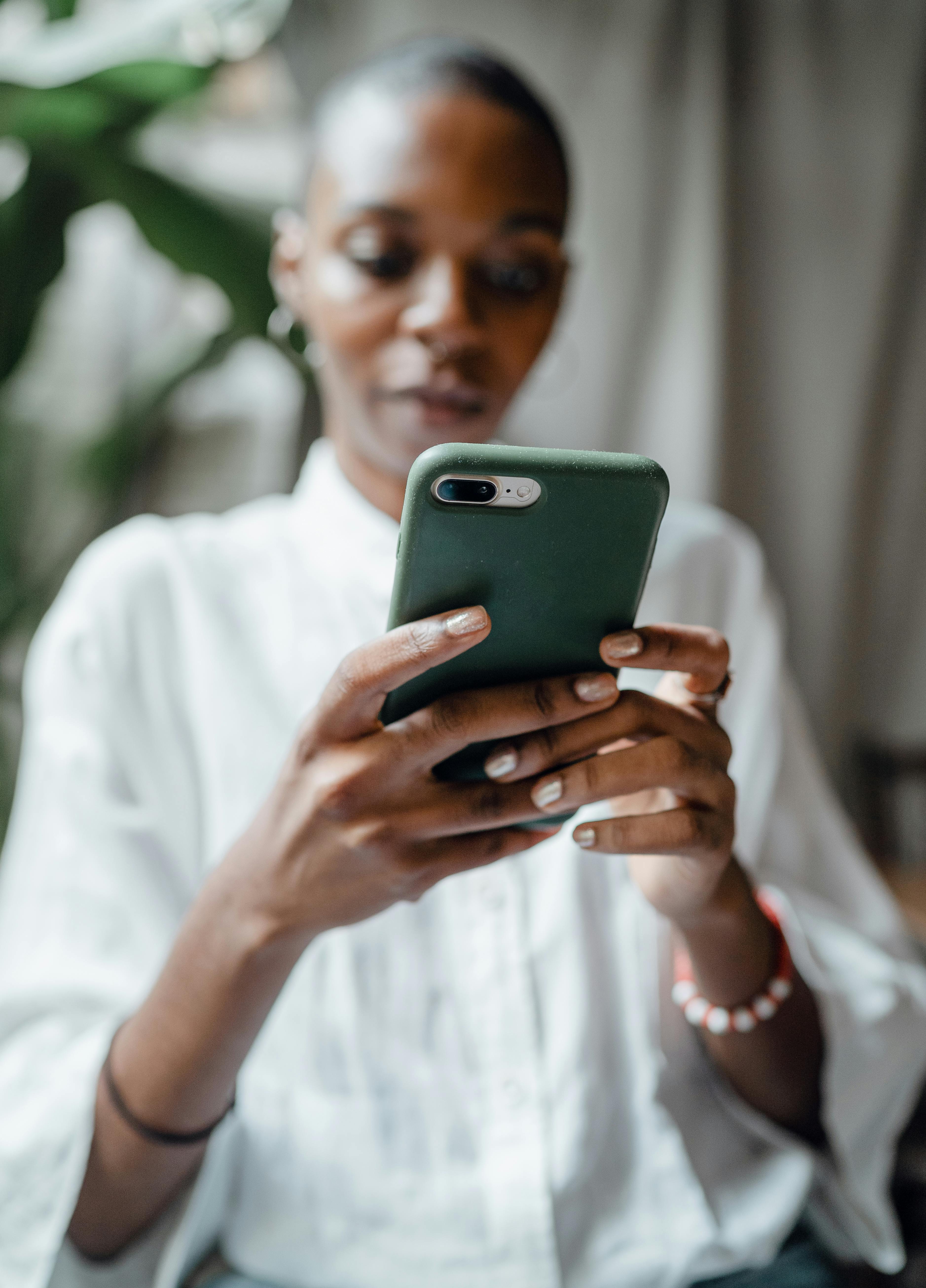 A woman texting | Source: Pexels