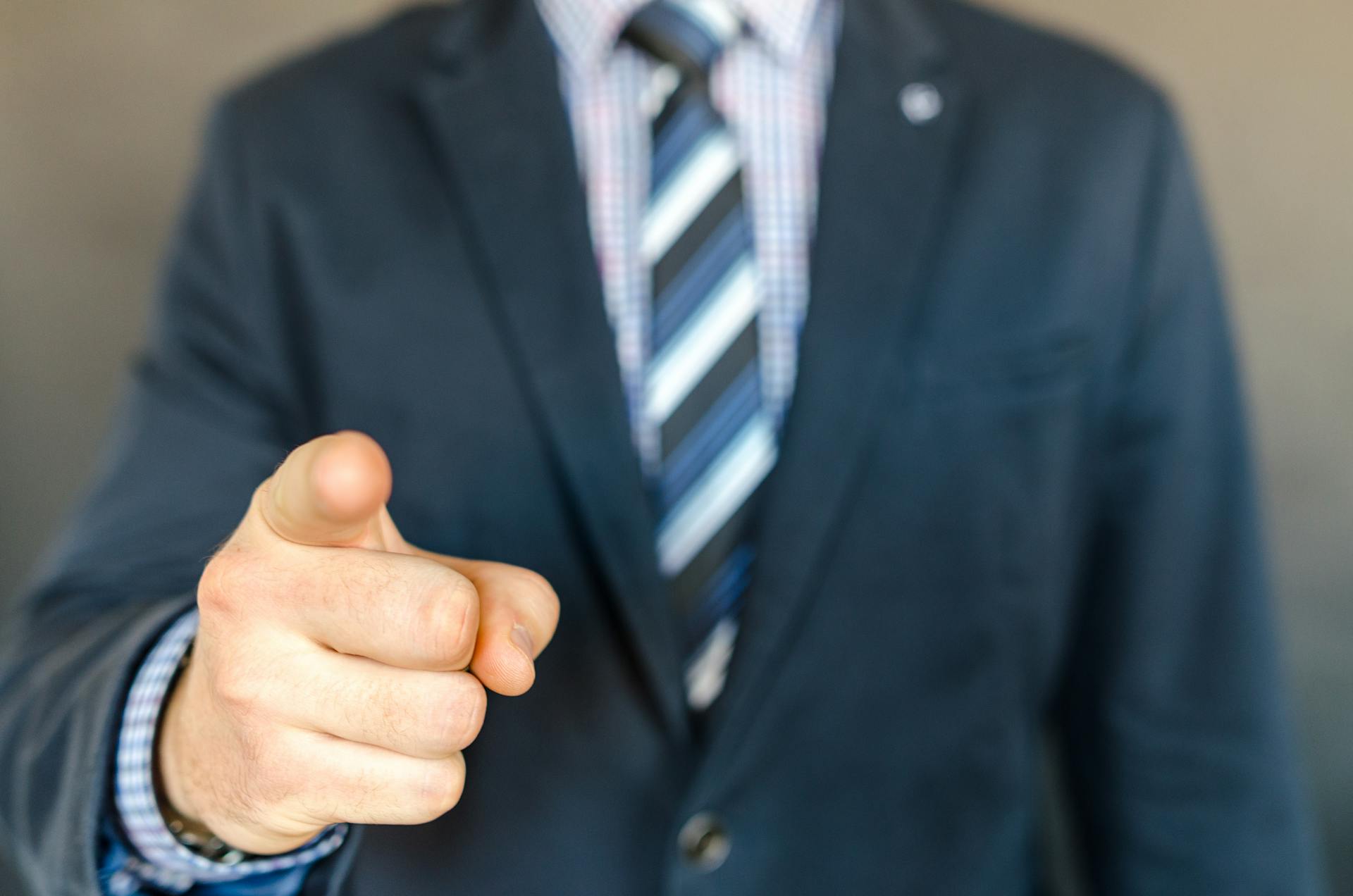 Close-up of a man pointing his finger | Source: Pexels