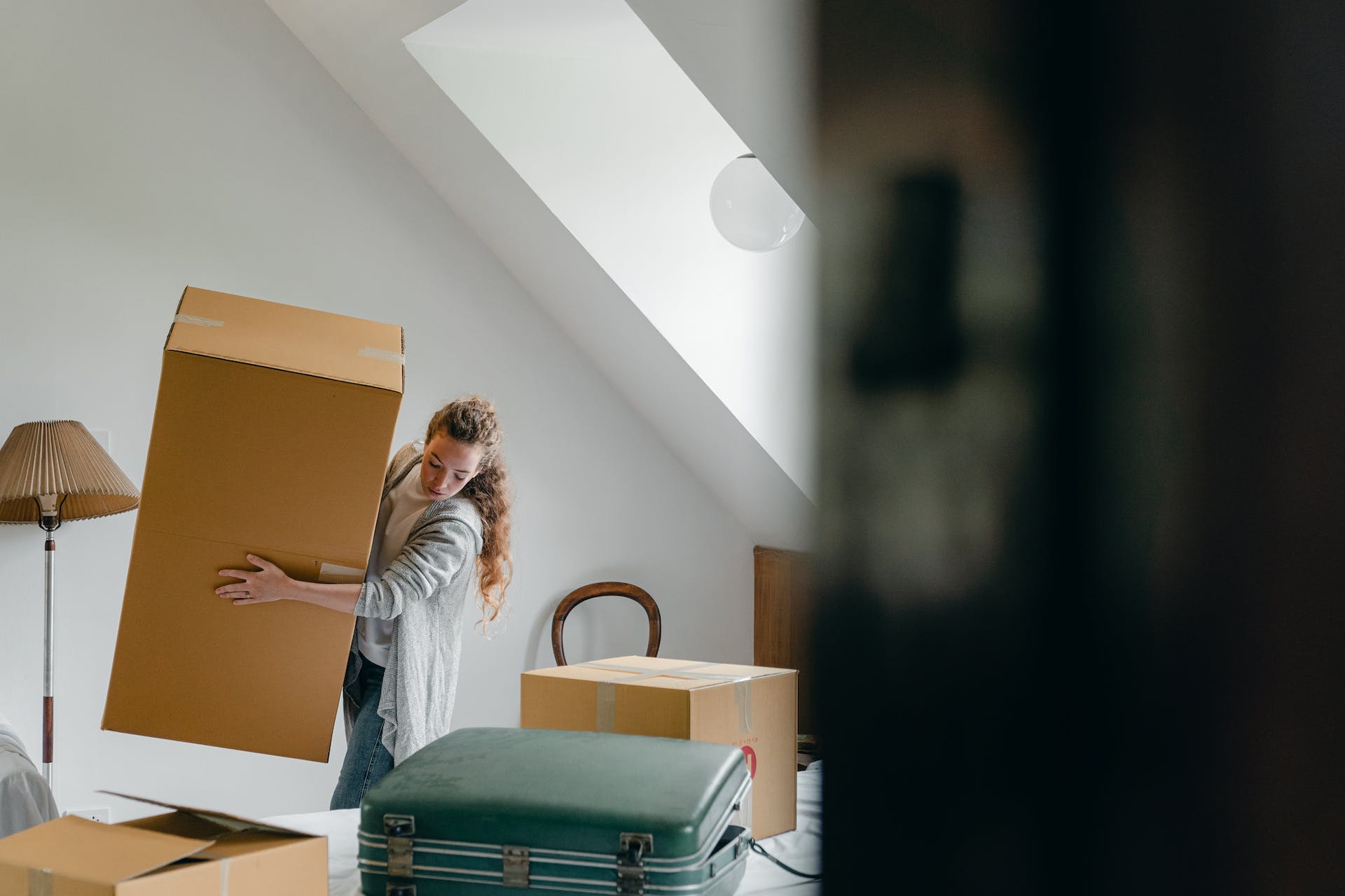 Woman holding a box | Source: Pexels