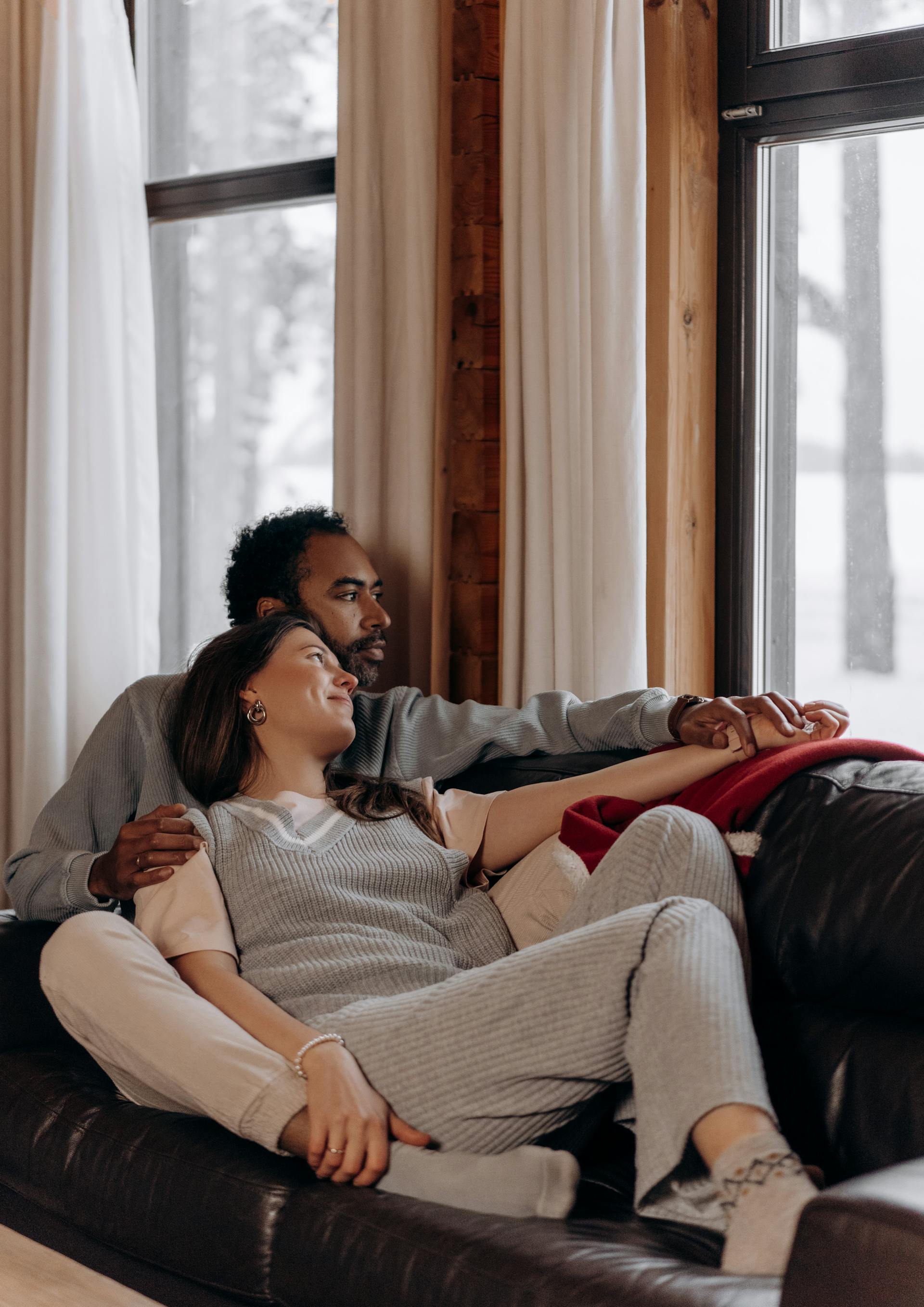 A happy couple at home | Source: Pexels