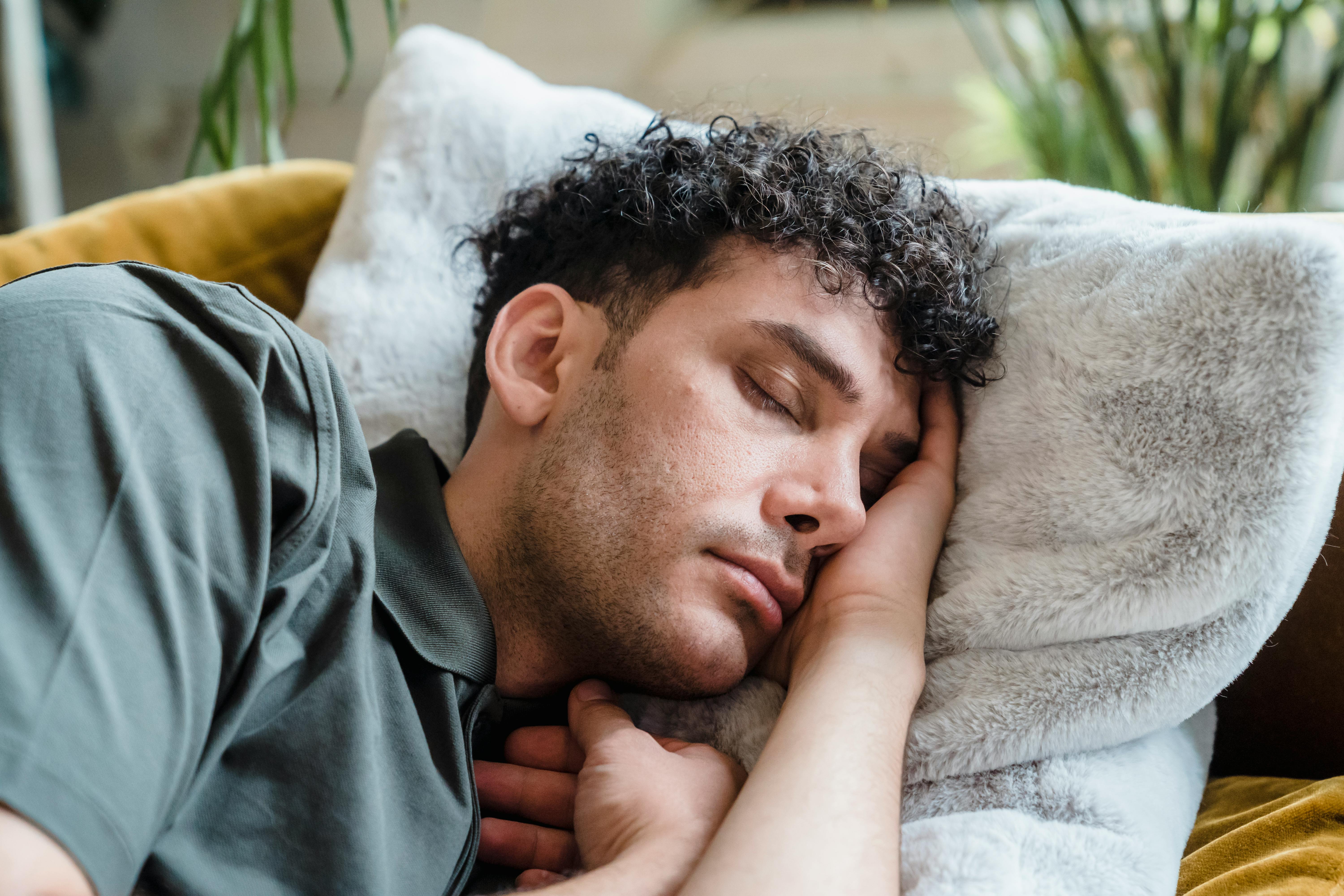 Man sleeping on a couch | Source: Pexels