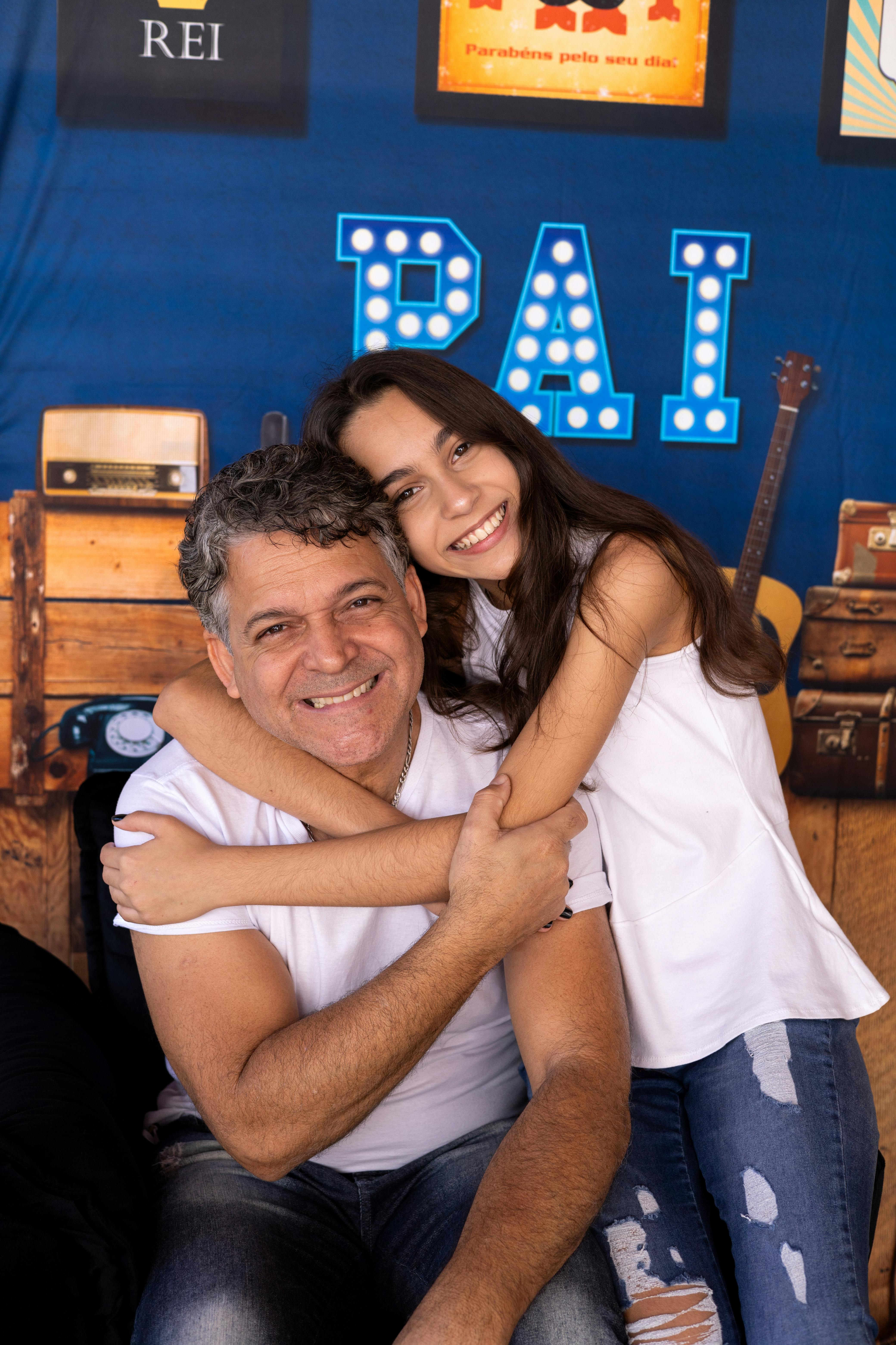 A happy father and daughter embracing | Source: Pexels